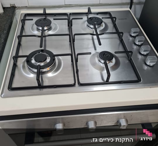 כיריים גז עם ארבעה מבערים וכפתורי שליטה בצד ימין